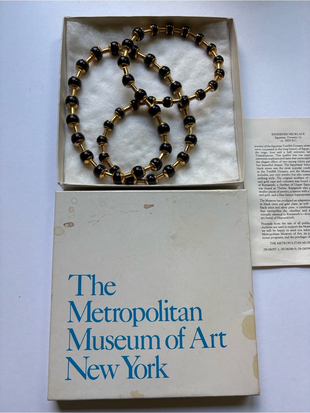 Metropolitan Museum of Art Beaded Necklace Set - Black and Gold - Picture 3 of 9